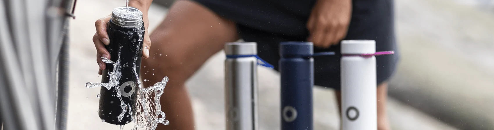 Mężczyzna nalewający wodę do butelki filtrującej Bluewater